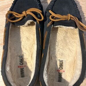 Minnetonka Women’s Navy Suede Bow Moccasin Slippers